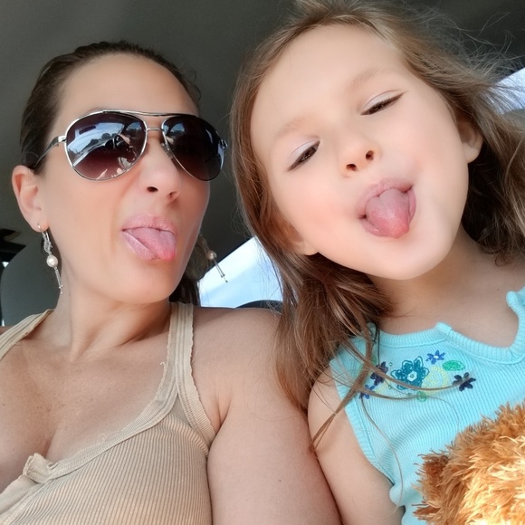 🦋Amanda, Poshmark Ambassador & Mentor🦋 - Picture 4 of 6